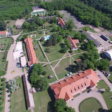 Sarlospuszta Club Hotel Tatárszentgyörgy Buitenkant foto