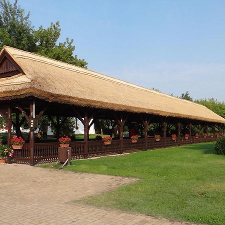 Sarlospuszta Club Hotel Tatárszentgyörgy Buitenkant foto