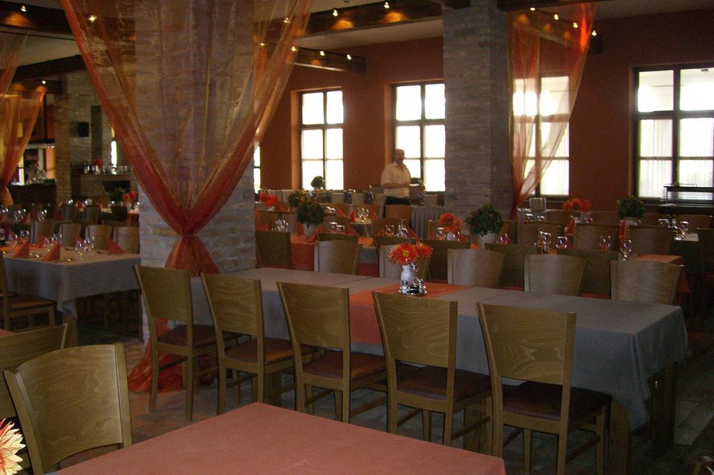 Sarlospuszta Club Hotel Tatárszentgyörgy Buitenkant foto