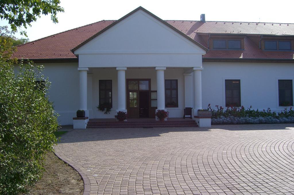 Sarlospuszta Club Hotel Tatárszentgyörgy Buitenkant foto
