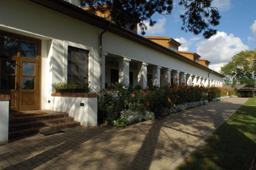 Sarlospuszta Club Hotel Tatárszentgyörgy Buitenkant foto