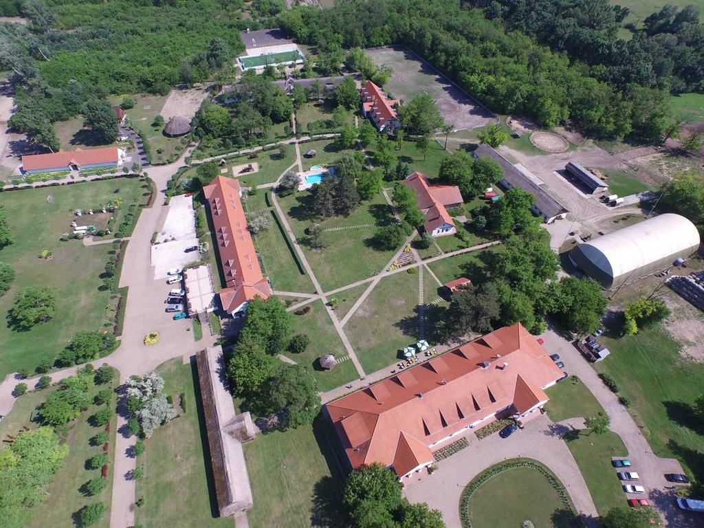 Sarlospuszta Club Hotel Tatárszentgyörgy Buitenkant foto