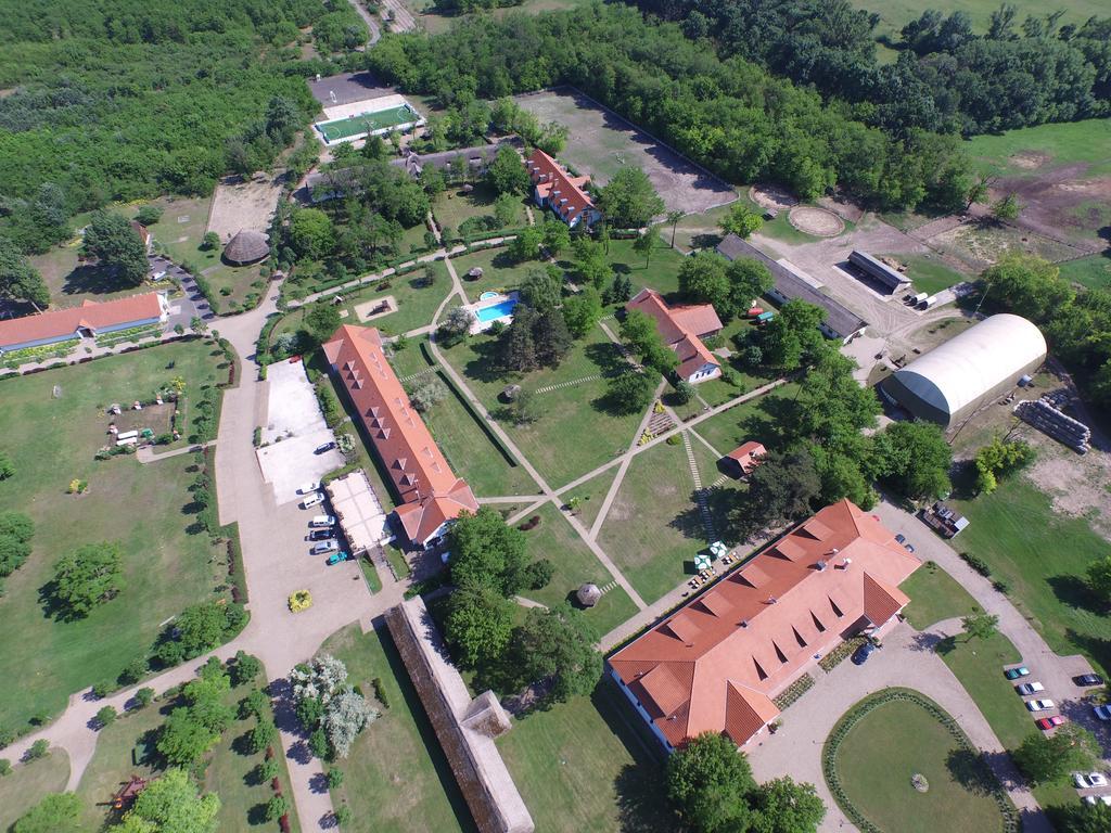 Sarlospuszta Club Hotel Tatárszentgyörgy Buitenkant foto