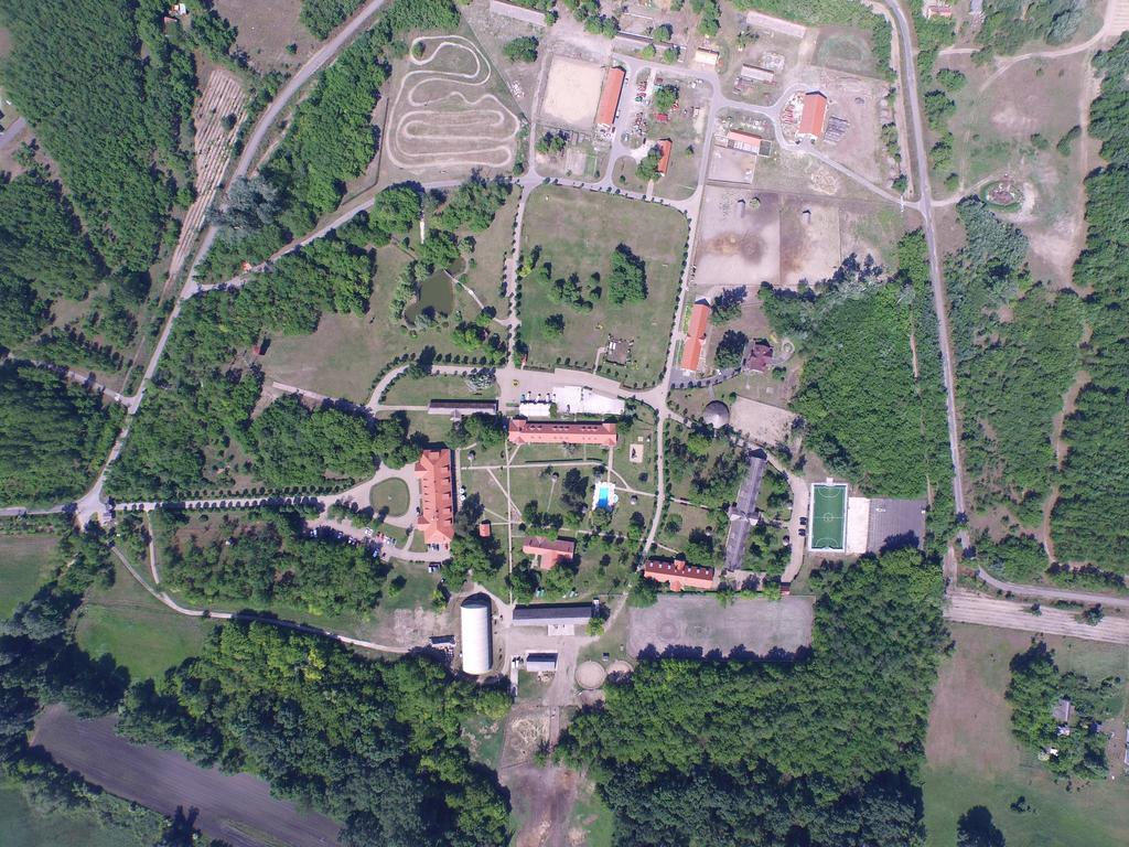 Sarlospuszta Club Hotel Tatárszentgyörgy Buitenkant foto