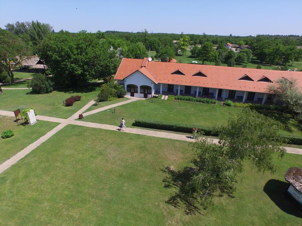 Sarlospuszta Club Hotel Tatárszentgyörgy Buitenkant foto