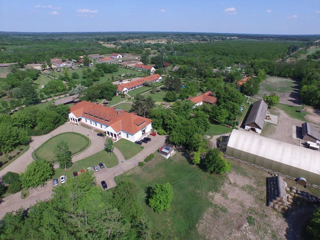Sarlospuszta Club Hotel Tatárszentgyörgy Buitenkant foto